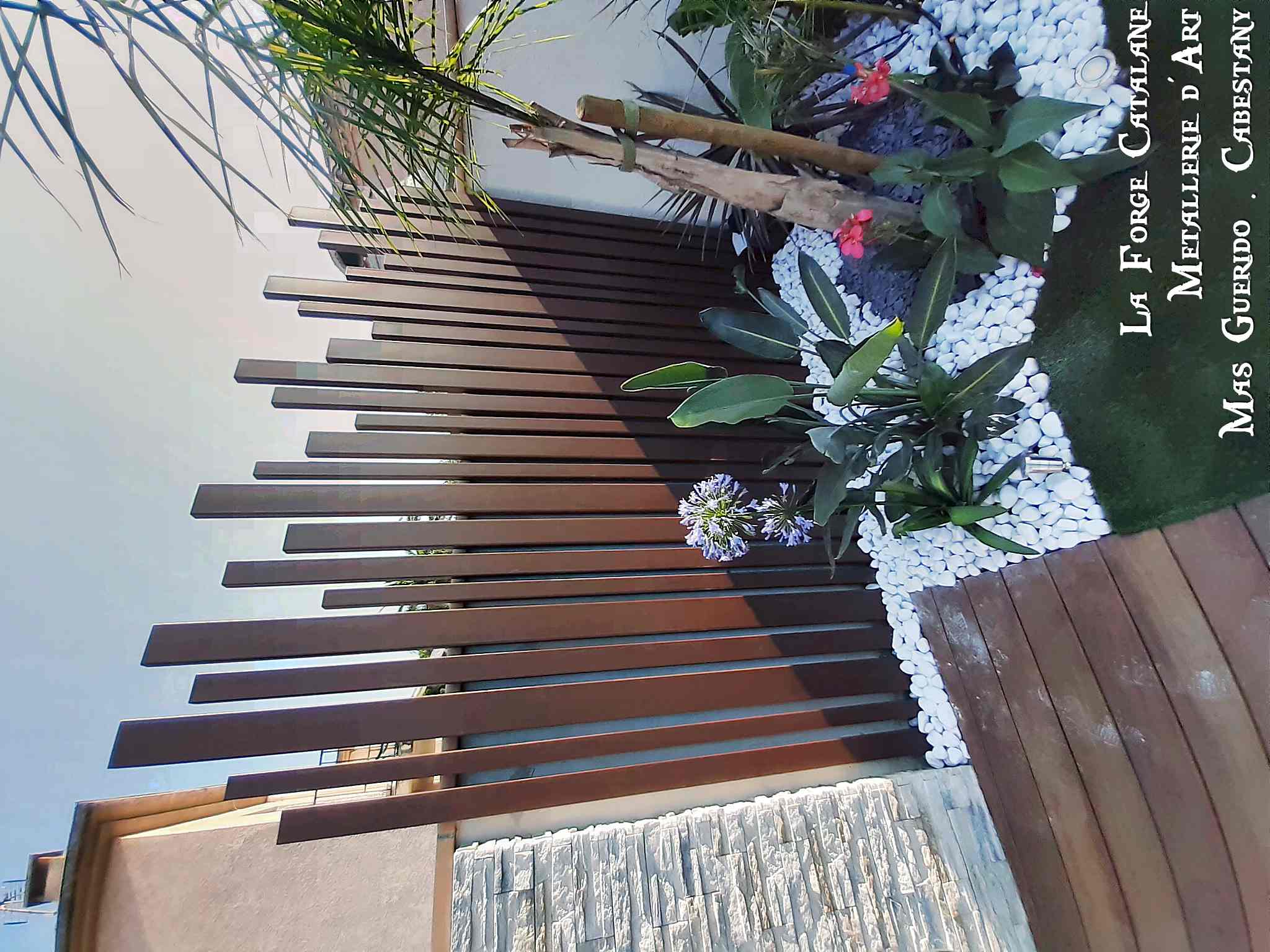 brise vue moderne en fer tubes de differentes hauteur thermolaque forge catalane 1.jpg